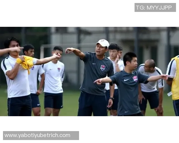 穆西亚拉亲临训练场为队友加油助威并热情签名回馈球迷 穆西亚拉亲临训练场为队友加油助威并热情签名回馈球迷