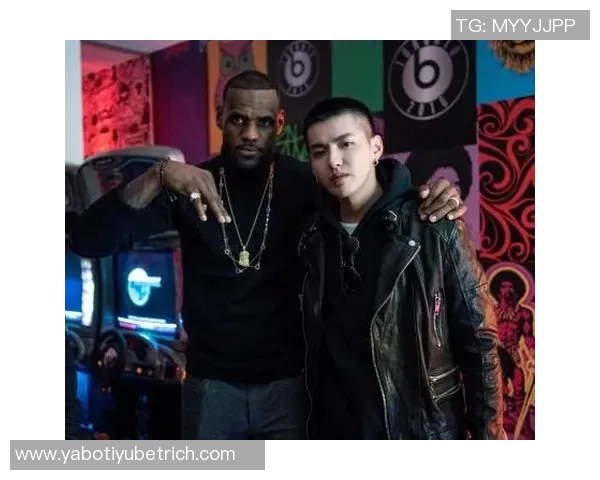 詹姆斯与画家亲密合影庆祝传递兄弟情谊与骄傲之情 詹姆斯与画家亲密合影庆祝传递兄弟情谊与骄傲之情