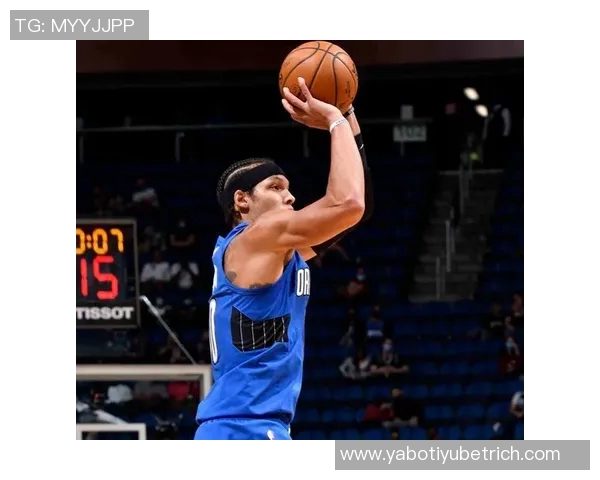 布克表现平平13投5中贡献21分8篮板6助攻罚球命中率高达818